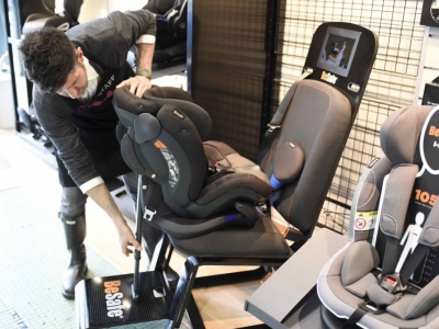 Tienda con instalación de sillas de coche para bebé